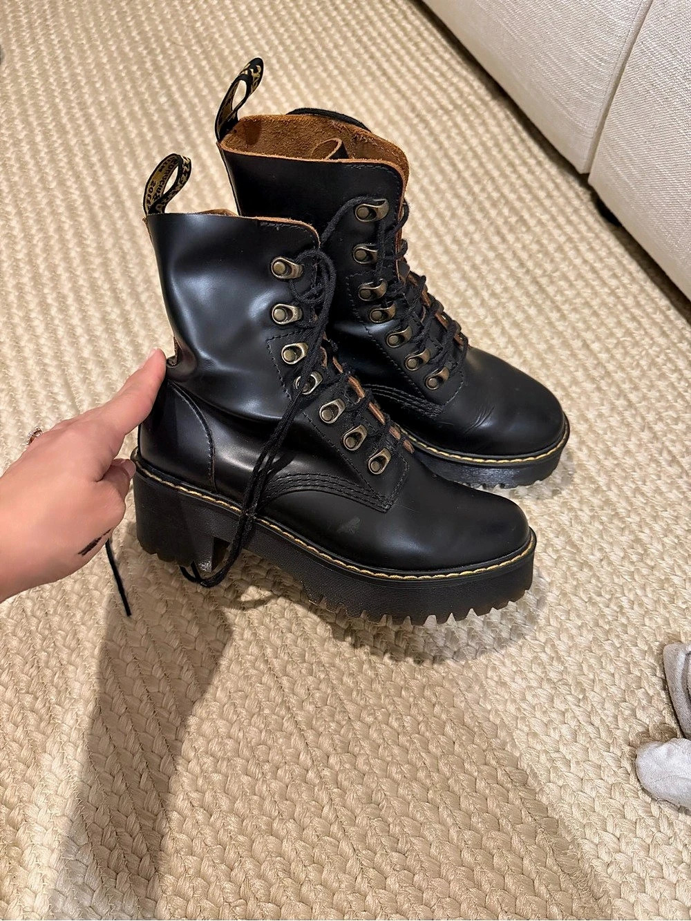 Dr. Martens Leona Vintage Smooth Leather Heeled Boots Black US 6